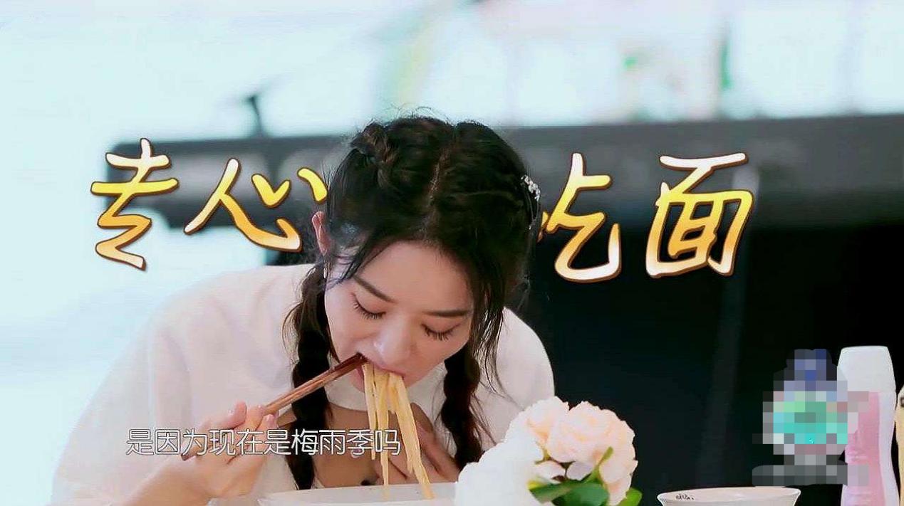 赵丽颖再出黑料，《中餐厅》备菜时不戴手套，甚至还舔了舔手指