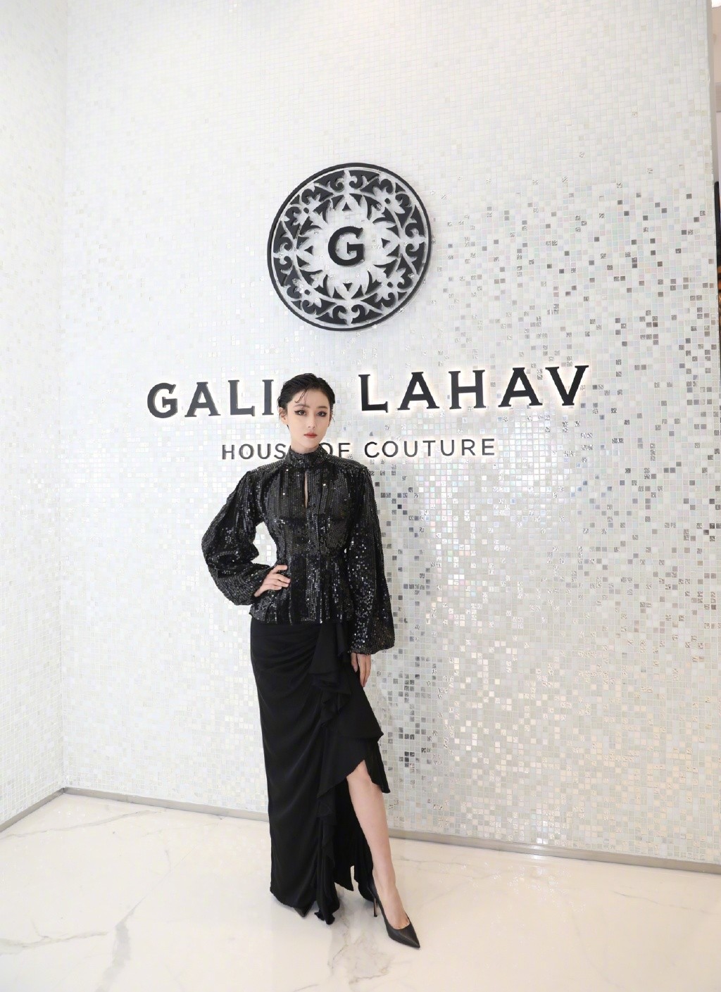 她因录综艺节目恋爱结婚，亮片衣配开叉裙，被赞“最时髦军嫂”