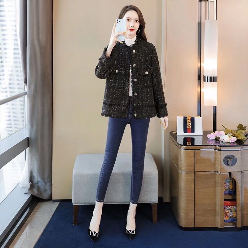 小香风连衣裙搭什么外套好看,酒红色小香风连衣裙搭配外套