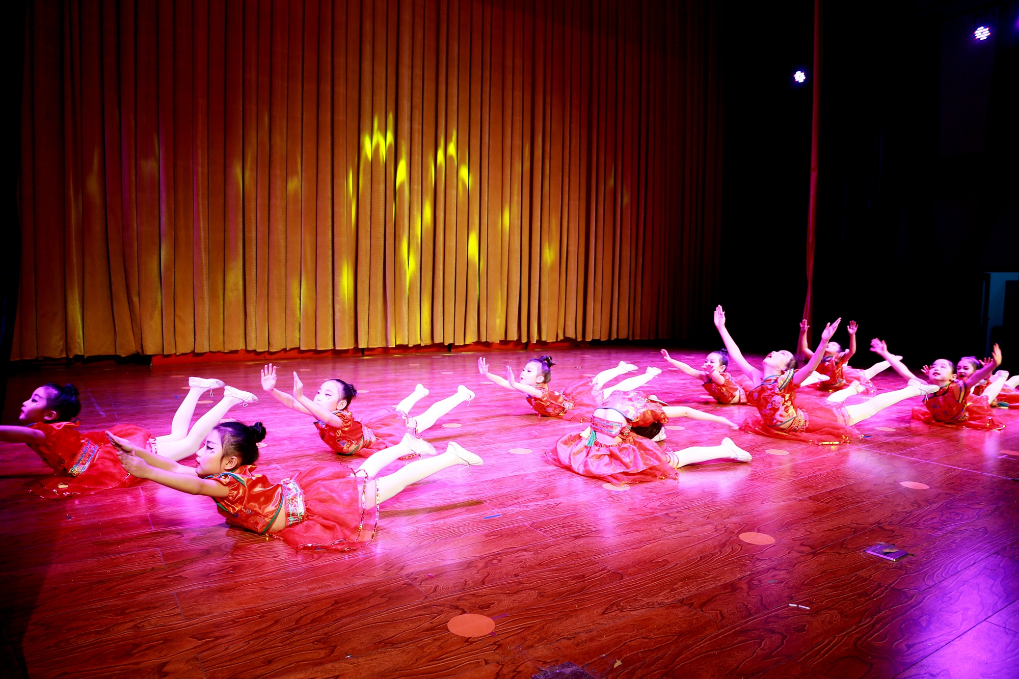 金鸡艺术《舞动人生梦想起航》专场晚会在青少年活动中心演出