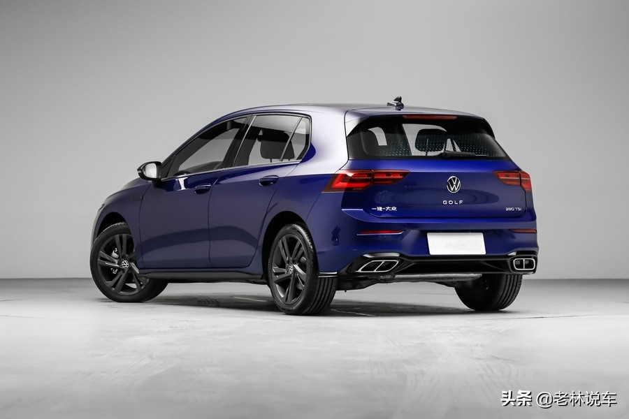 内饰沿袭老款车型设计,内饰变化