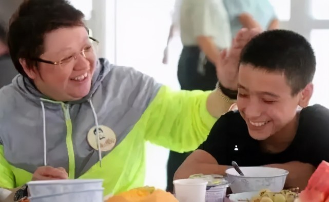 栾树韩红许志安,许志安和韩红接吻图片