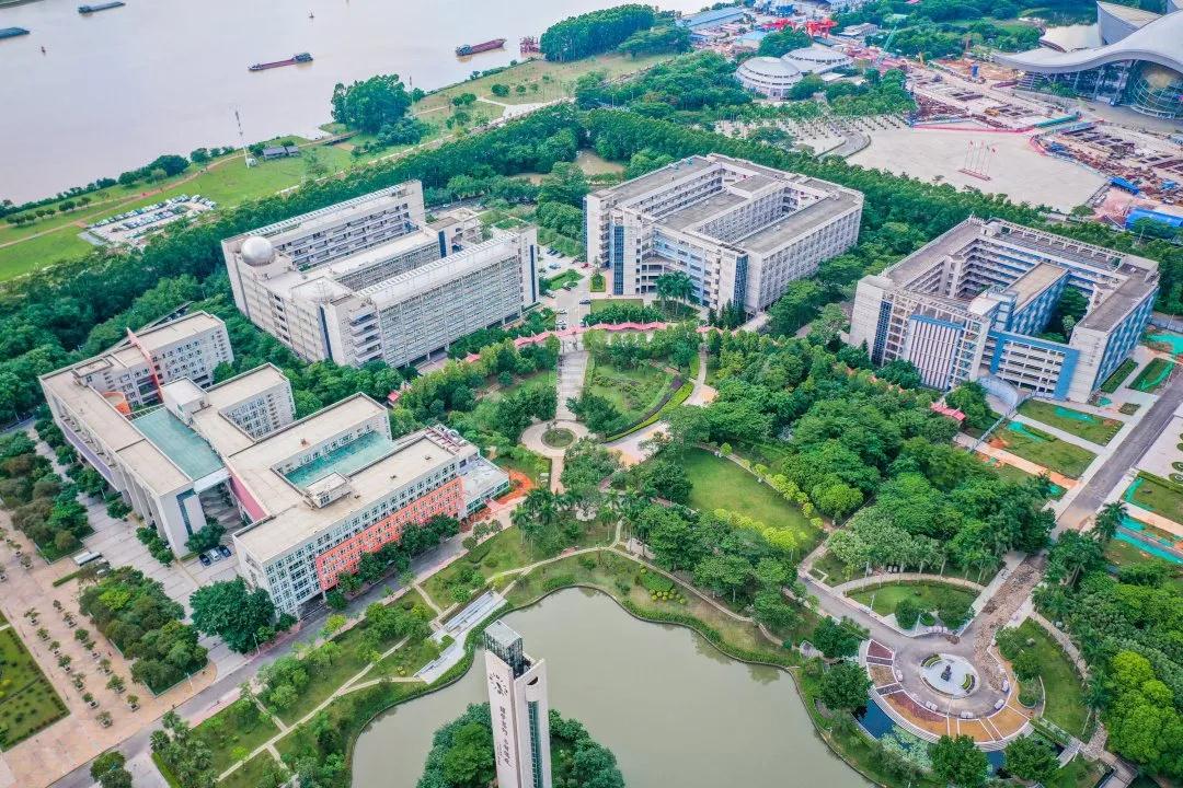 占地面积超过三千亩的大学校区,占地3000平方米学校