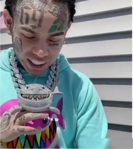 嘻哈风彩色着装,嘻哈色彩潮牌服饰