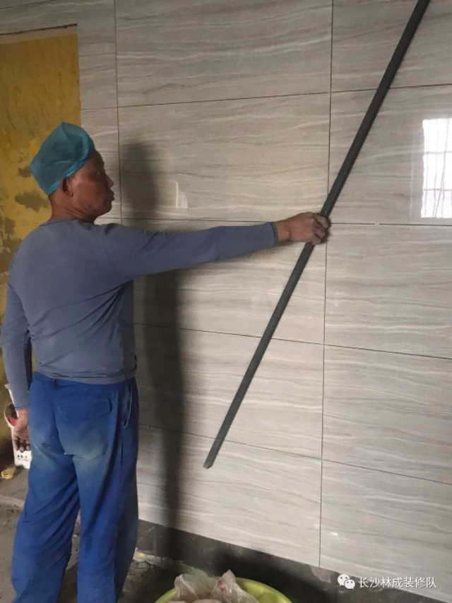 遇到墙面瓷砖破了个洞该怎么解决,遇到瓷砖开裂怎么解决