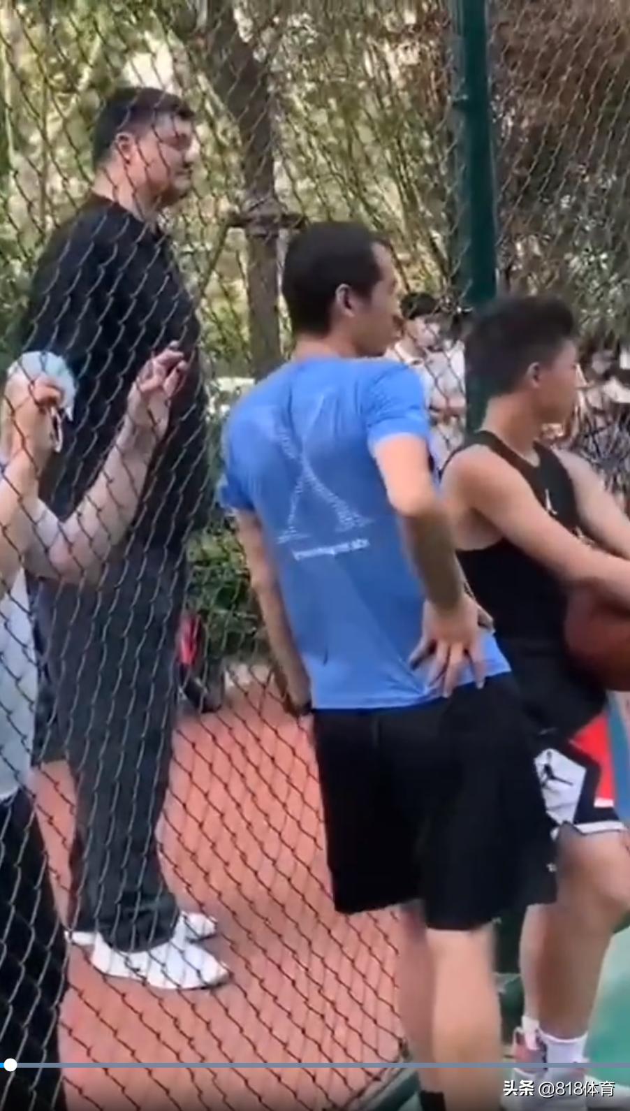 姚明野球场看10岁女儿打球！1米7姚沁蕾打4v4,姚主席老父亲般微笑