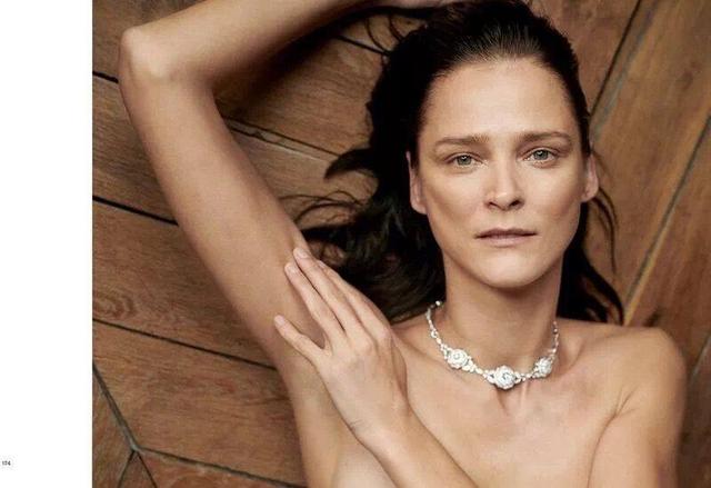 超模届传奇天神，维秘T台一脱惊艳世人，巅峰期竟突然退圈？