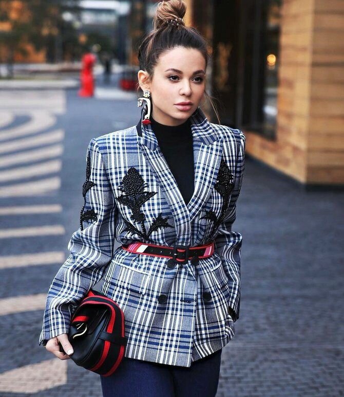 今年秋冬流行的西装外套款式,时尚今年的西装外套越短越时髦