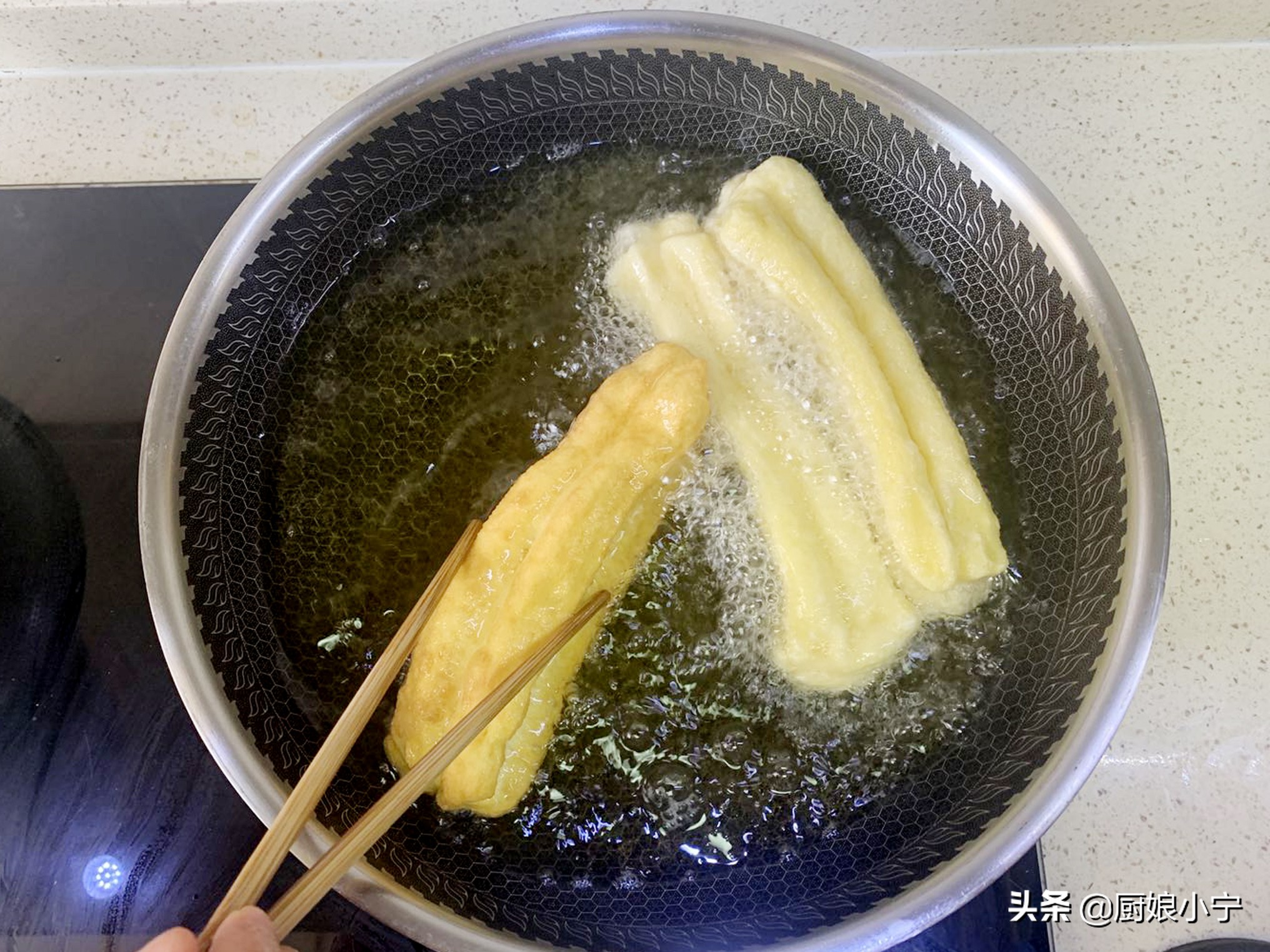 在家自制健康油条外酥里软,不需要醒发小油条简单做法