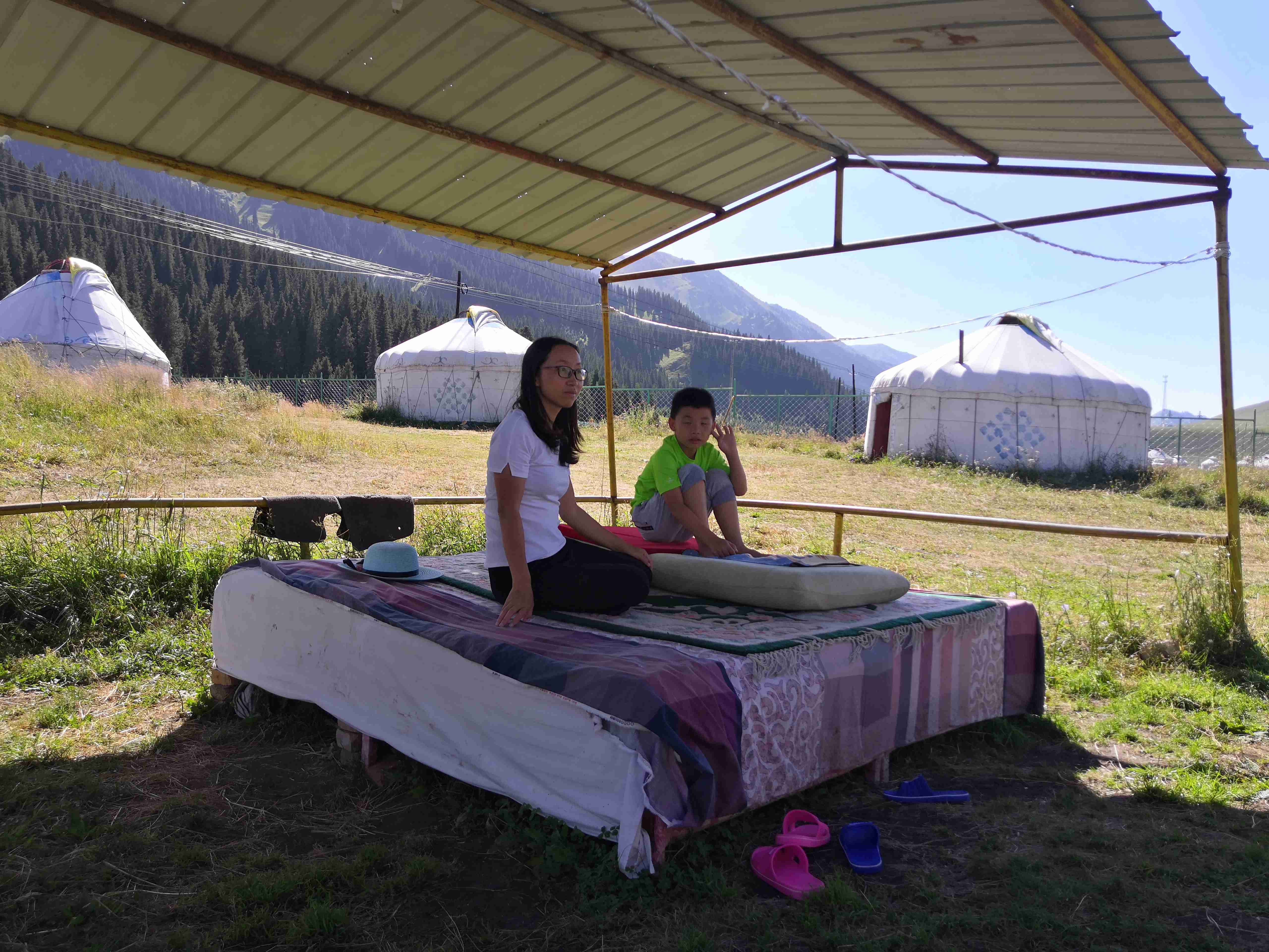 与*疆新**旅店老板共餐，直夸我土豆丝炒的好吃，后请我吃羊肉大餐