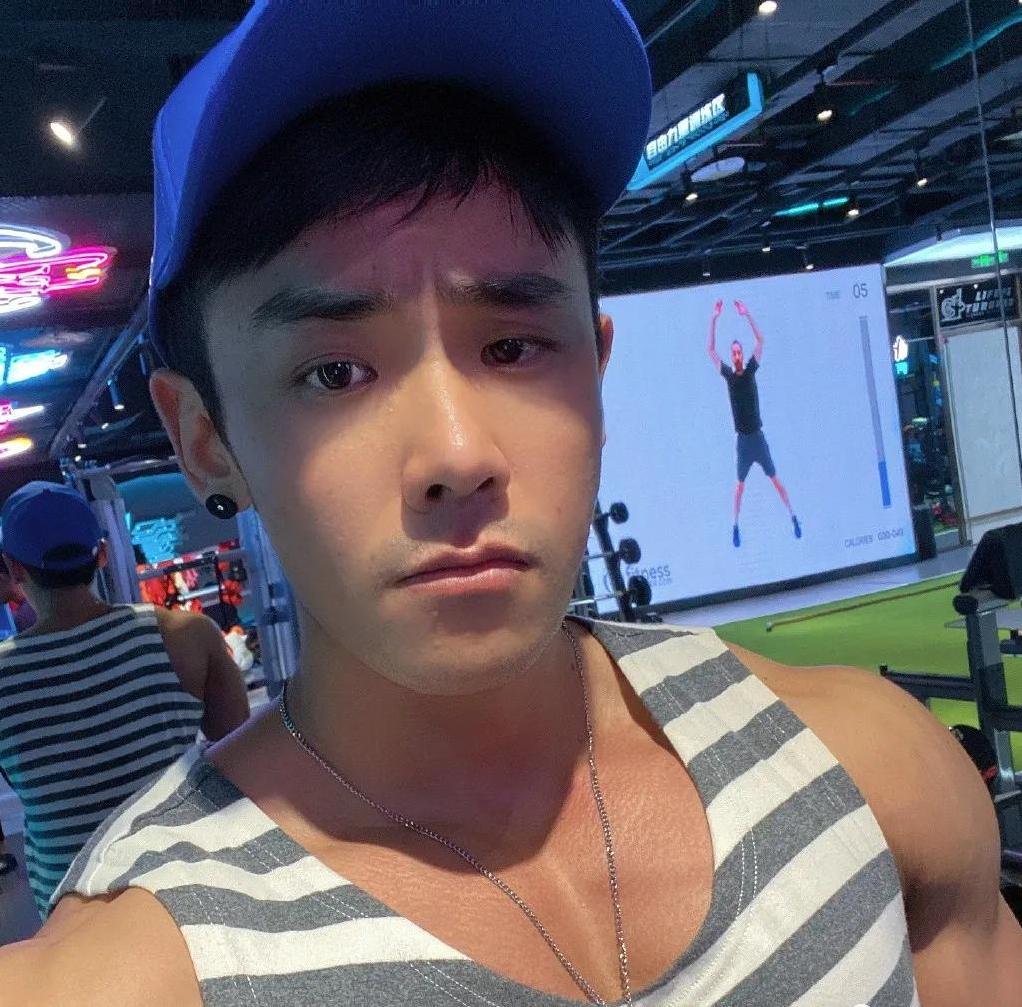 正太脸金刚身，36岁重庆小伙的肌肉身材太惹眼，保养的太好了