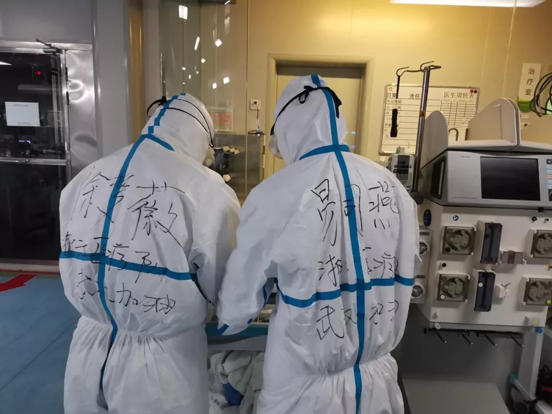 前线医护人员的辛酸,医护人员脱下防护服的泪水
