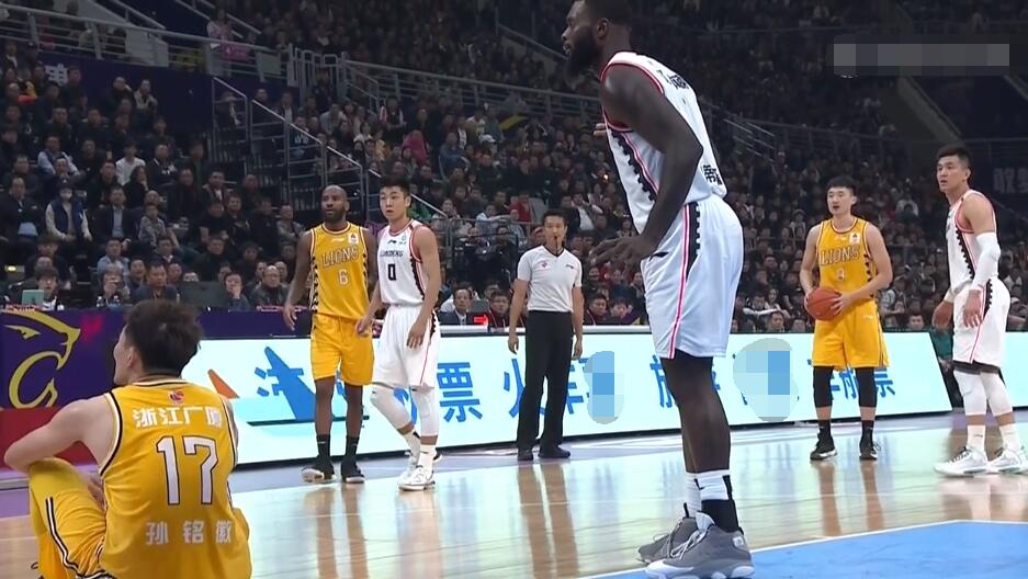 这假动作太逼真了全场球员都懵了,史蒂芬森假摔真实视频