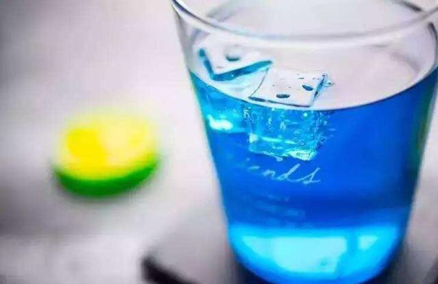 红色的可乐跟蓝色可乐区别在哪里,蓝色可乐和黑色可乐有什么区别