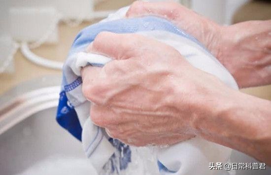 白色裤有污垢怎么洗干净,新买的内裤怎么洗干净