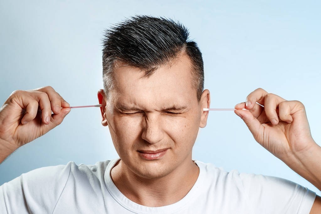 我们耳朵里到底有多脏,我们耳朵里面的耳屎怎么抠出来的