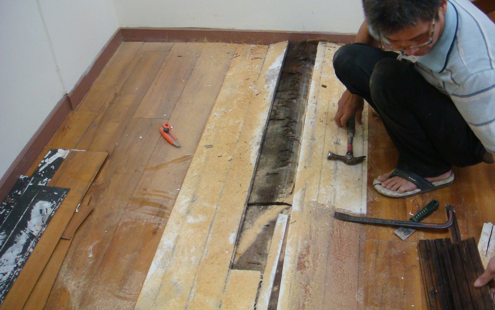 二手房地板怎么翻新最省钱,二手房瓷砖地板翻新最简单方法