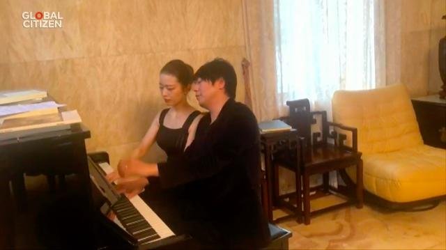 郎朗吉娜夫妻三重奏完整,郎朗夫妇四手联弹