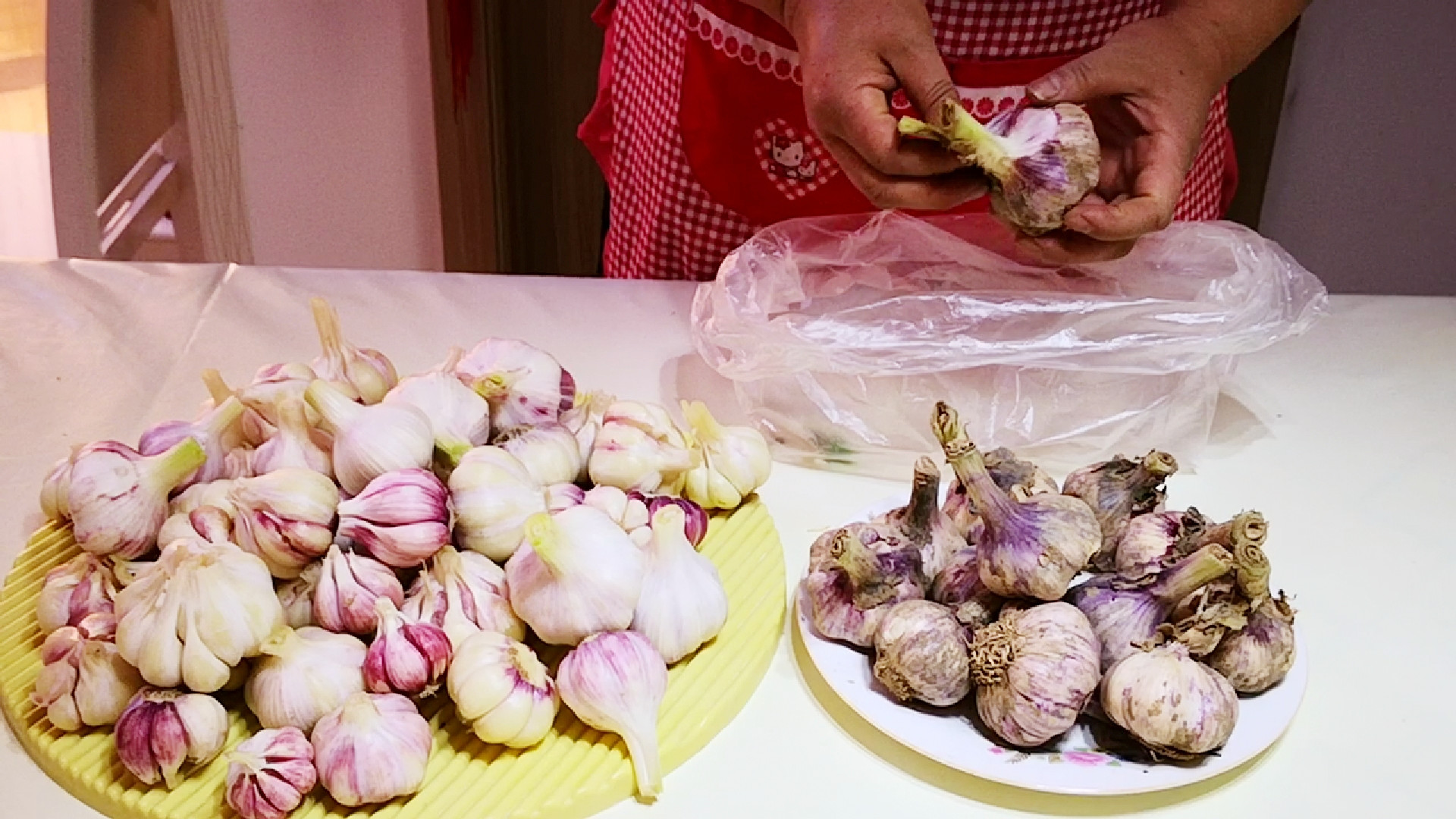 蒜皮自动脱落小窍门,大蒜皮怎样方便脱落