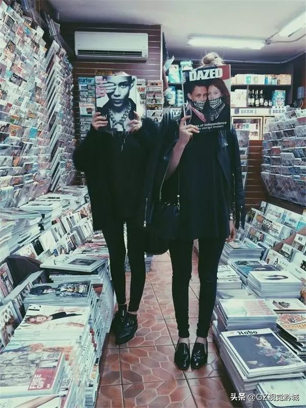 拍照时怎样克服不看镜头的尴尬感,解决拍照尴尬的技巧