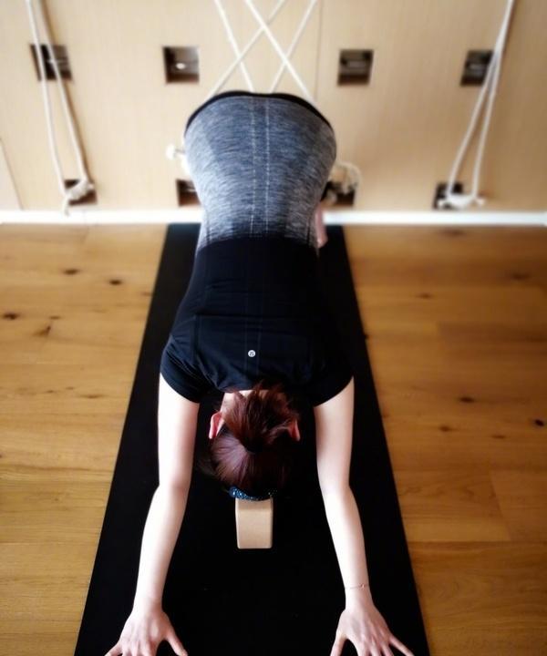 蒋勤勤挺孕肚做瑜伽视频,幸福三重奏蒋勤勤怀孕做瑜伽