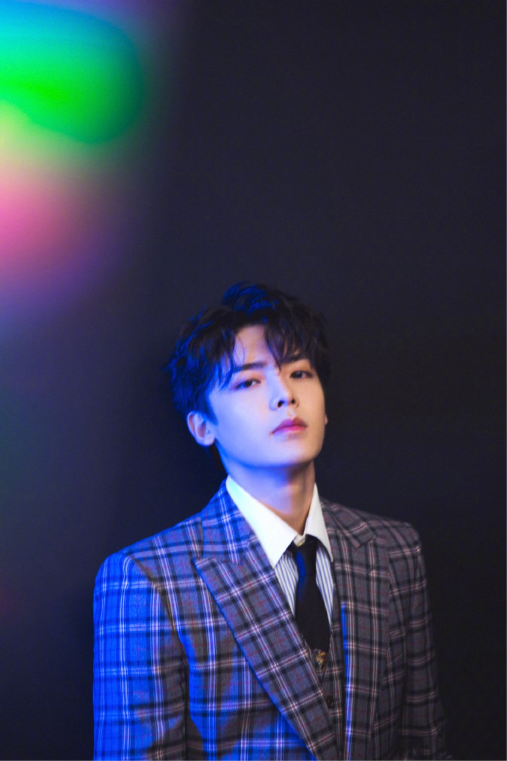 侯明昊撞色私服穿搭图文,吴磊侯明昊复古摩登大片