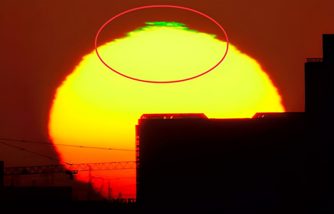 太阳变绿了!厦门天空出现“绿闪”奇观,这是大自然的预兆吗?