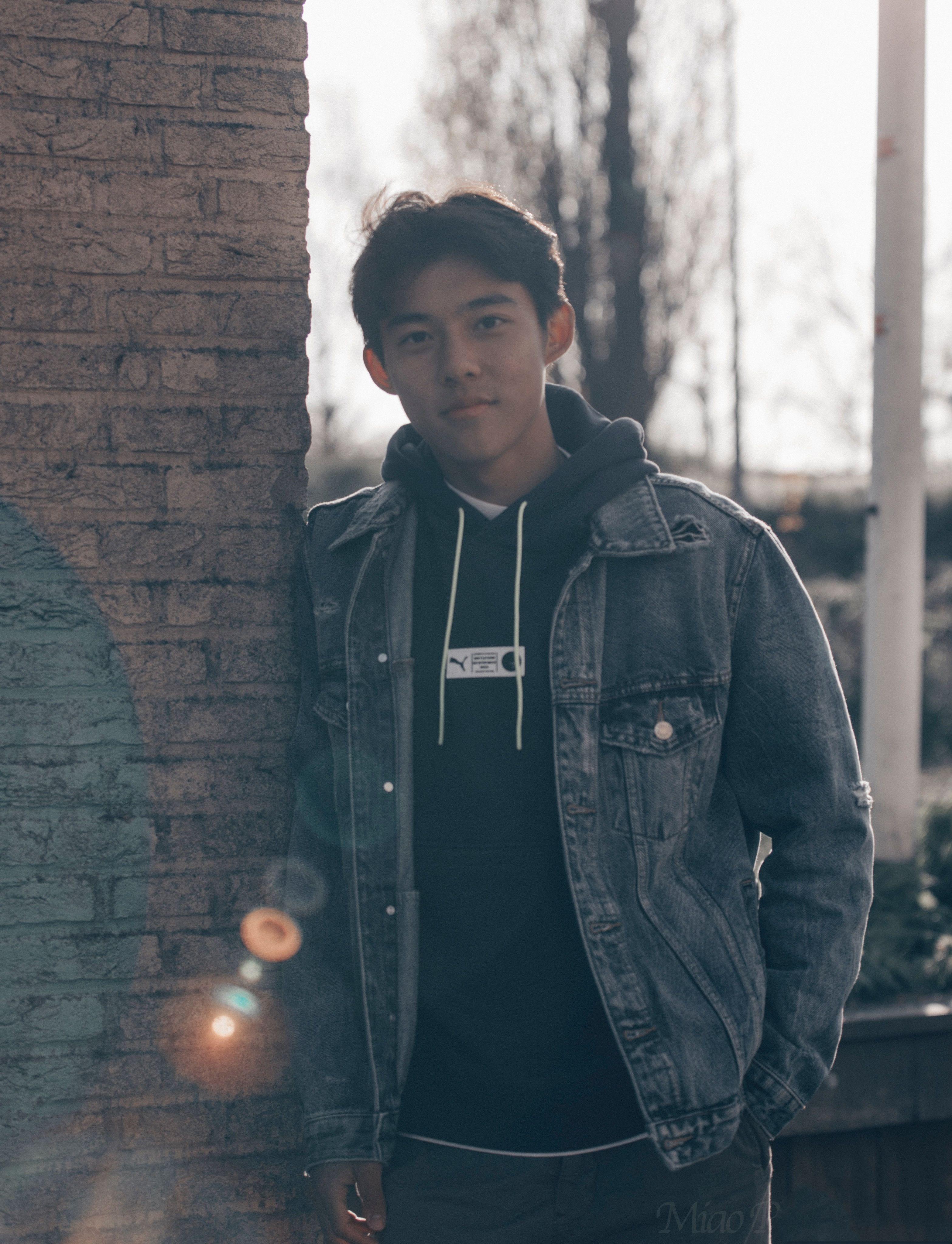 李嗣镕帅气足球视频,李嗣镕踢球的照片