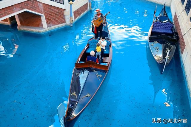 除了蓝天白云的天空还有贡多拉船游览澳门威尼斯人