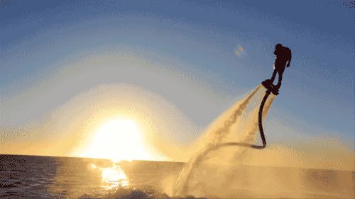 让小李子、迪拜土豪疯狂迷恋的法国钢铁侠，踩滑板飞越英吉利海峡