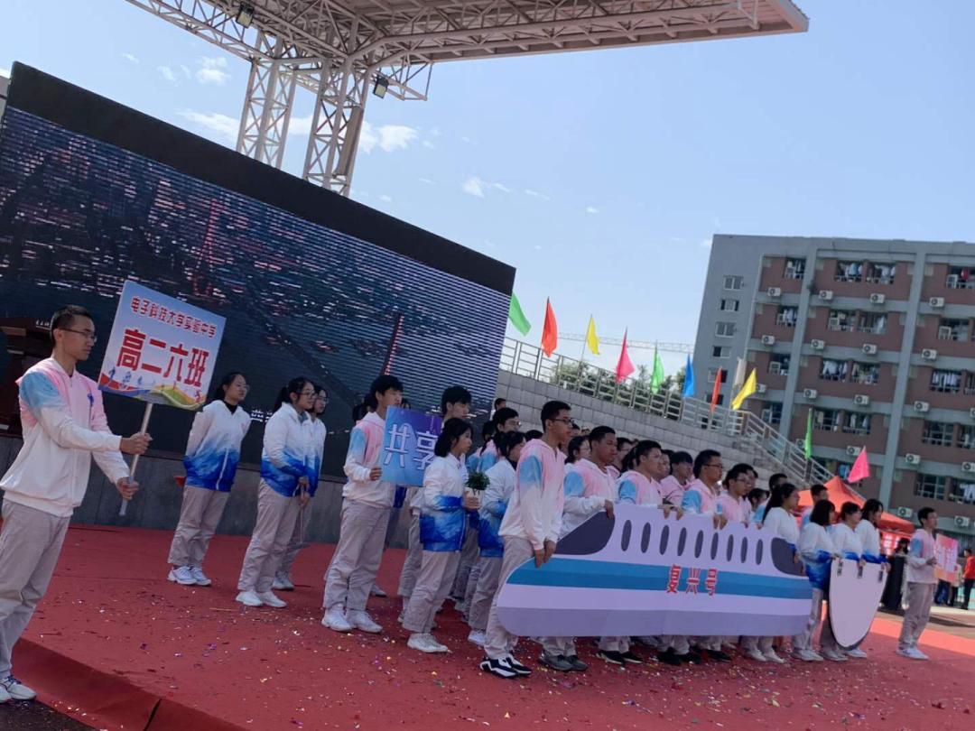 机器人在技能大赛上尬舞,机器人魔性斗舞