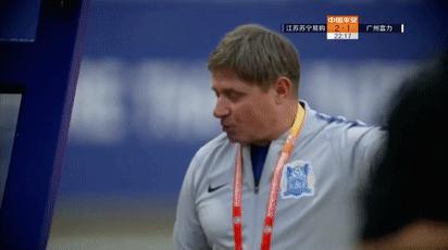 54岁中超“亿元”名帅中场呆坐“拒绝”离开:惨败后1幕令人心疼