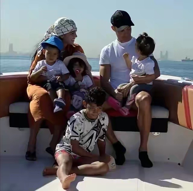 c罗亲子装,c罗居家训练大秀身材