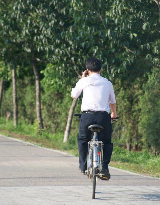 朝鲜街头的时髦小伙，最后一张照片学英语的小伙子有个漂亮女朋友
