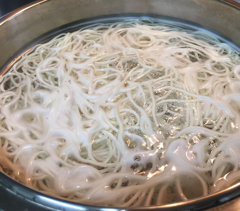 煮面条最忌讳水开下锅,煮面条怎么避免糊汤