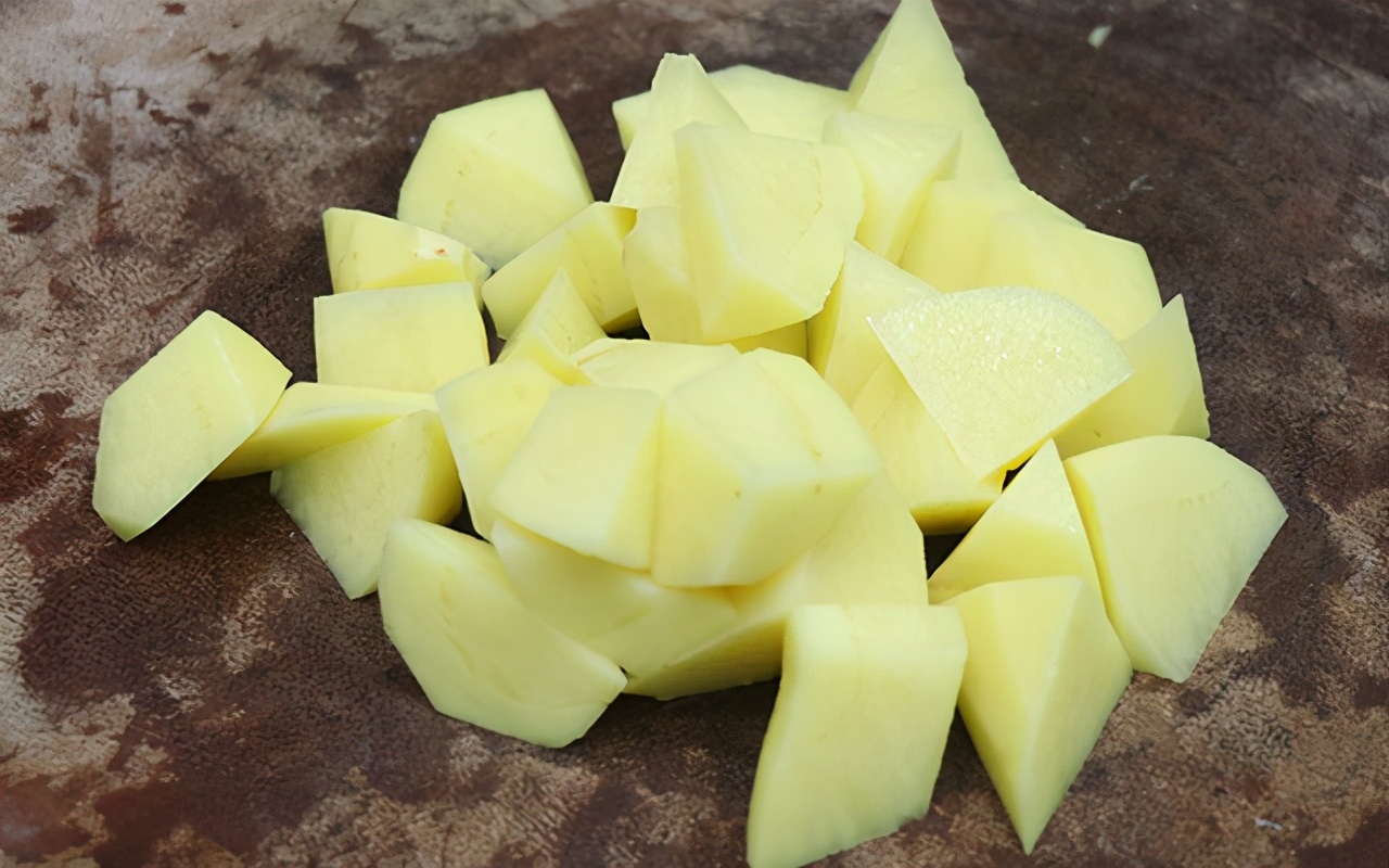 热门黄焖鸡这样做鲜嫩不柴,美味黄焖鸡简单易做又下饭