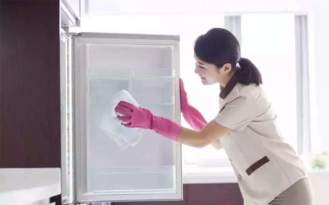 孩子喝了一口过期牛奶,冰箱里的牛奶孩子能直接喝吗