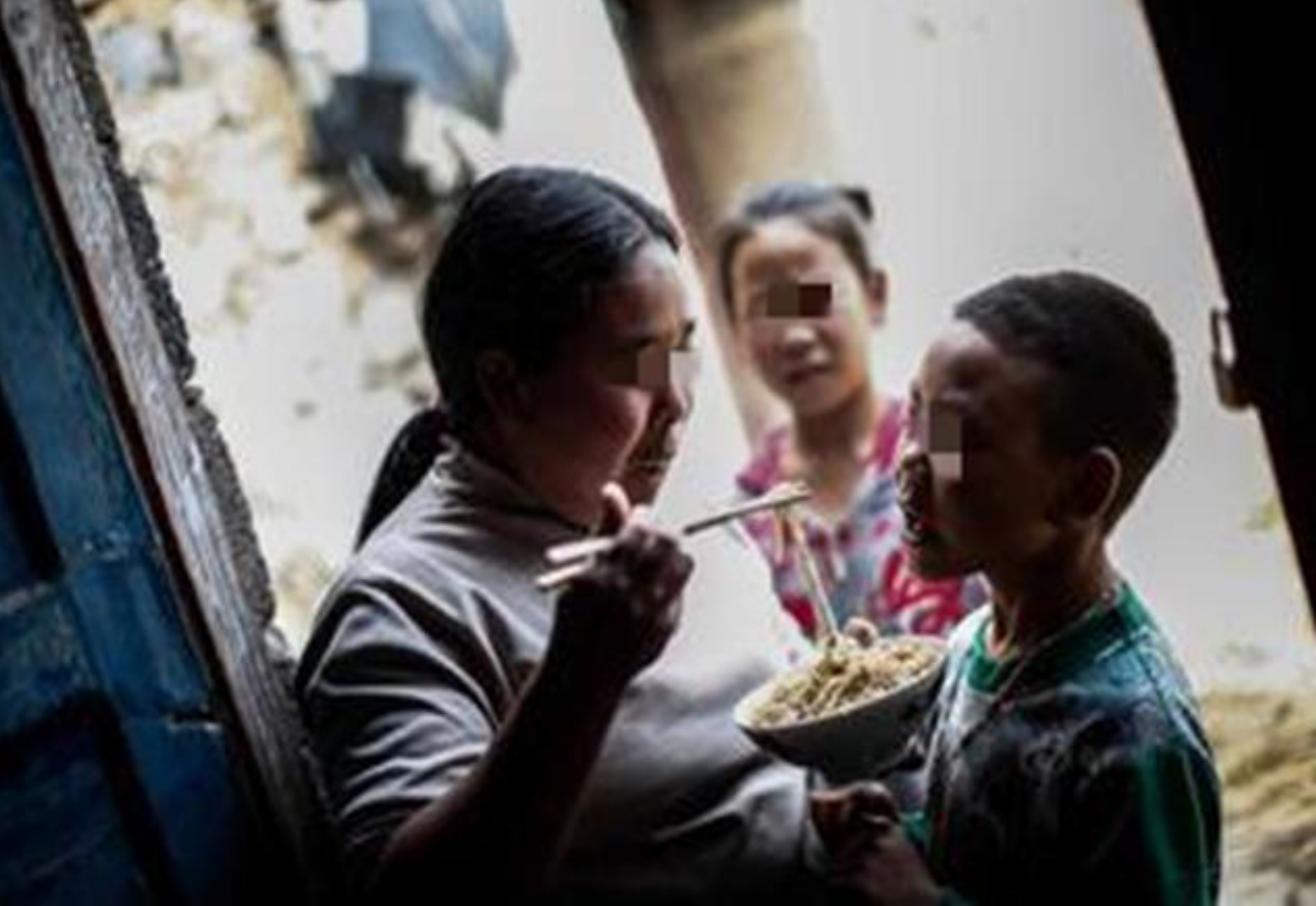 “能让我尝一口吗？”7岁姐姐哀求弟弟，网友感慨：怎么当妈的？