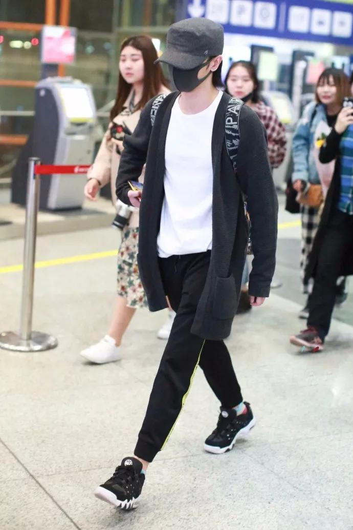 衬衫搭长裤，过度最合适，但我却爱上了王俊凯这件牛仔夹克