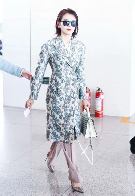 奔4的女人还穿减龄的衣服,女生卫衣穿搭图片刘涛