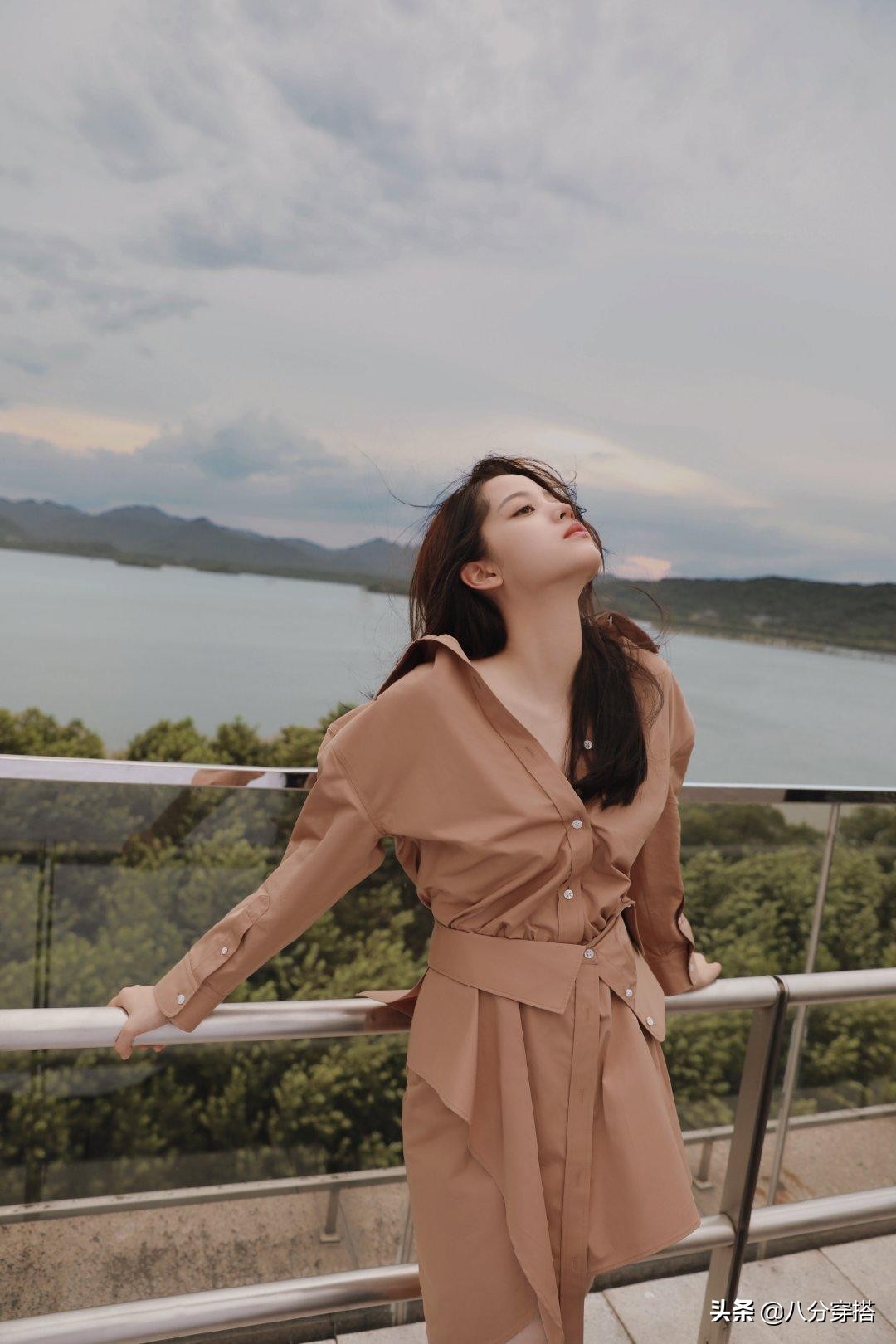 欧阳娜娜年纪虽小,品味却很好,一袭浅棕色衬衫连衣裙飒爽不羁