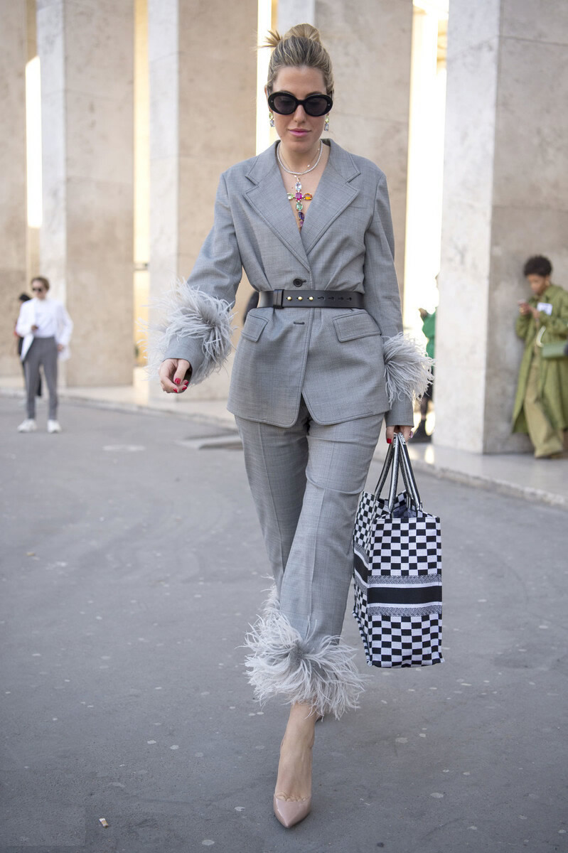 灰色裤子配什么颜色上衣最好看,灰色裤子配什么色的上衣好看