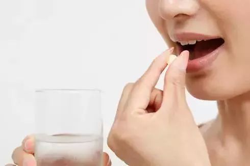 吃完药就躺下休息?当心食道粘膜受伤,专家:这4种药吃完不要躺