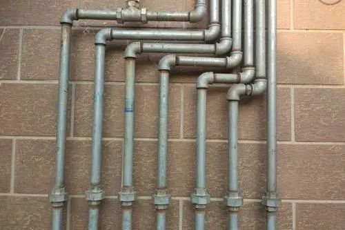 下雨墙体漏水渗水抢修报道,雨天房顶漏水急救