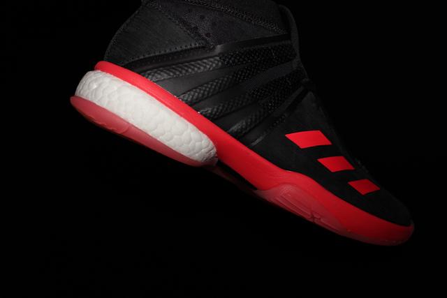 穿上就不想再脱的Q弹，阿迪达斯羽毛球鞋评测