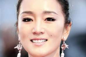 巩俐携73岁法国老公秀恩爱,巩俐与老公十指紧扣现身威尼斯