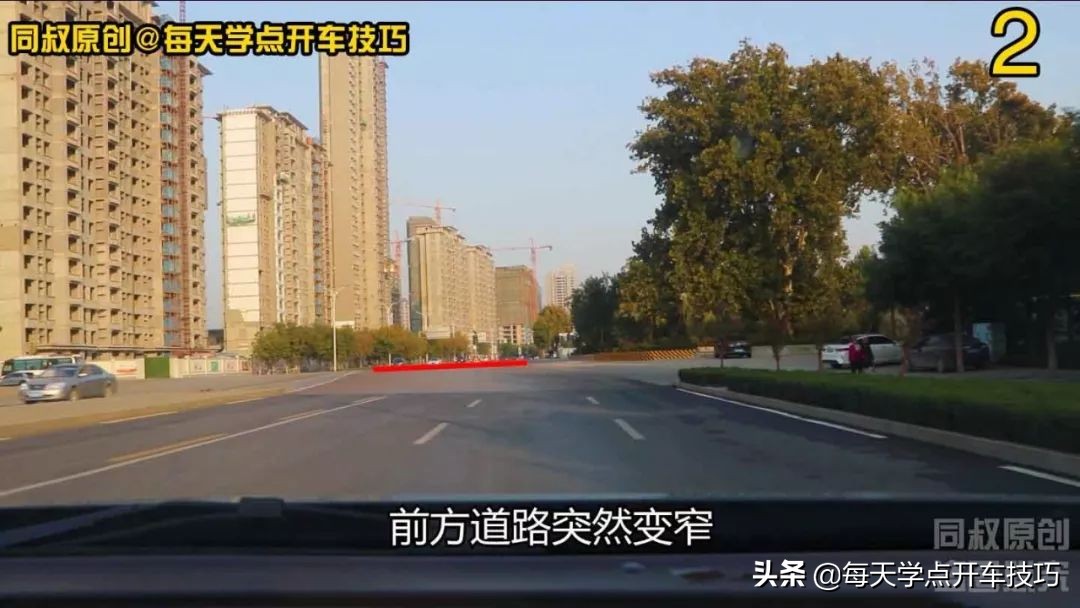 丁字路口直行为黄灯怎样通过,十字路口右转黄灯一直闪可以通过