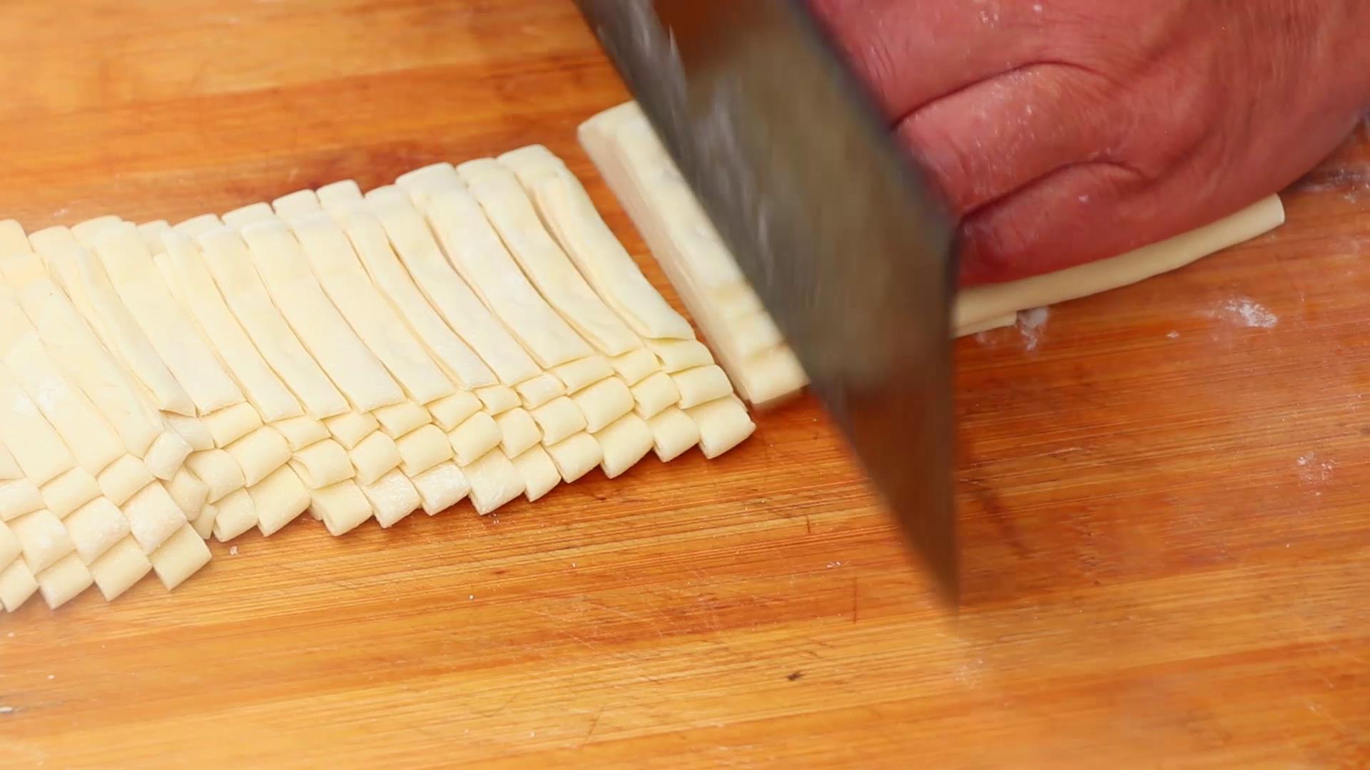 肉丝蹄花手擀面步骤,手擀面片做法步骤