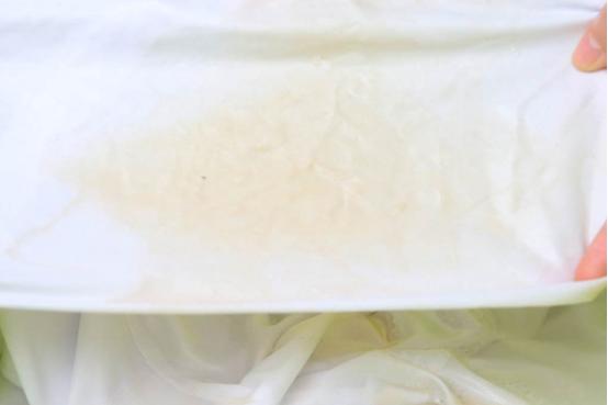 衣服泡了一晚发黄简单处理方法,白衣服泡了一夜发黄了怎么办