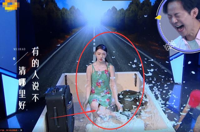 女星穿裙子弯腰怎么办？林允反应堪比“教科书”，教养装不出来